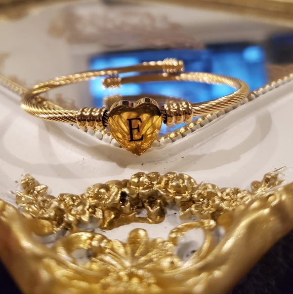 💛Gold initial E heart charm bracelet - Picture 2 of 8